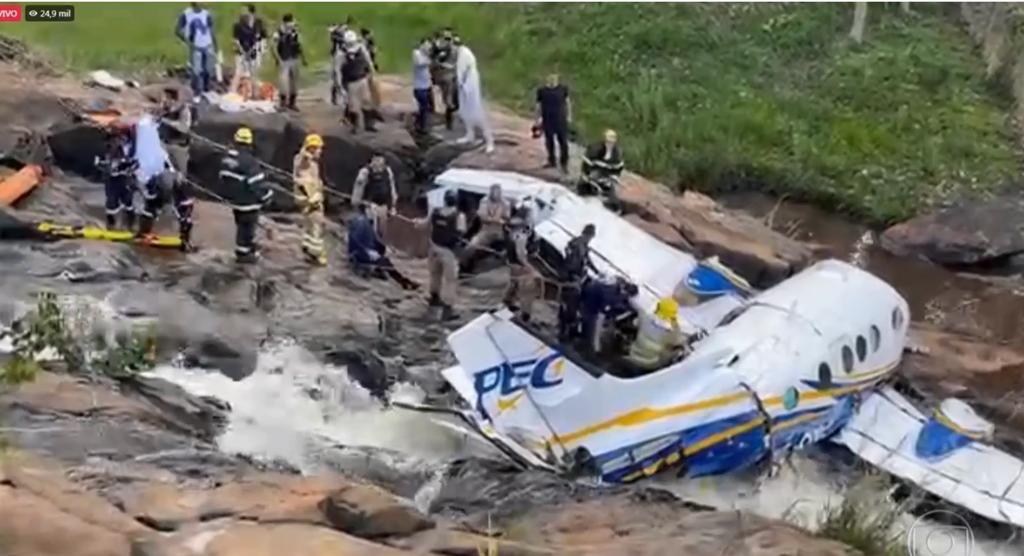 Avião que levava Marília Mendonça cai perto de cachoeira no interior de MG; duas pessoas morreram